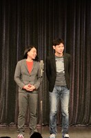 POISON GIRL BAND。左から、阿部、吉田。オープニングでは吉田がアディダスショップでスニーカーを買った話などをしていた。