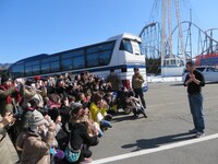 アンドロイド片手に説明するスティーブ・ジョブズ。