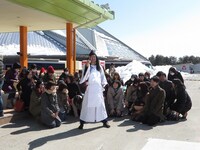 「MMRGミステリーバスツアー 富士山に異常事態!?　富士山あるあるを緊急調査せよ！」に現れた陰陽師RGと参加者たち。