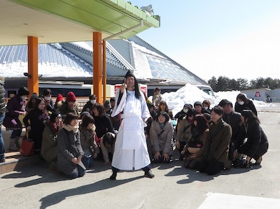 「MMRGミステリーバスツアー 富士山に異常事態!?　富士山あるあるを緊急調査せよ！」に現れた陰陽師RGと参加者たち。