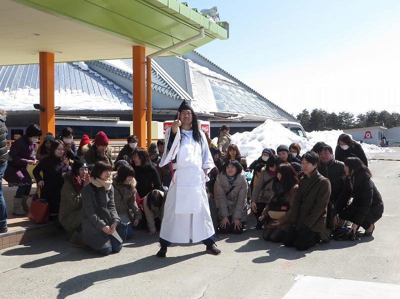 「MMRGミステリーバスツアー 富士山に異常事態!?　富士山あるあるを緊急調査せよ！」に現れた陰陽師RGと参加者たち。