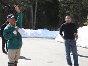 鳴沢氷穴で係のおじさんにジョークをかまされるスティーブ・ジョブズ。