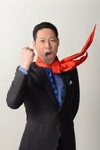 毎週土曜朝放送「教えて！ニュースライブ 正義のミカタ」（ABC）キャスターの東野幸治。