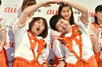 「0（ゼロ）」のポーズを披露する（手前左から）森三中・黒沢と大島。