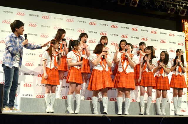 ライブ後にトークを繰り広げたモリ娘。と、南海キャンディーズ山里（左端）。