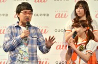 山里と、石田亜佑美（右手前）、譜久村聖（右後方）。