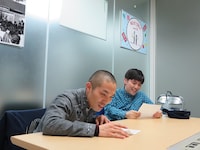 「ZERO」と書かれたシートを見るラブレターズ。