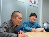 スタッフの目を見るラブレターズ。