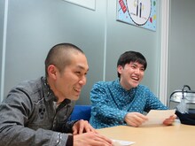 スタッフの目を見るラブレターズ。