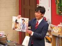 大喜利のお題を出す飯塚。