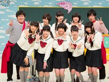 「エビ中★グローバル化計画」に出演する私立恵比寿中学と、MCの流れ星（両端）。(c)TOKYO MX