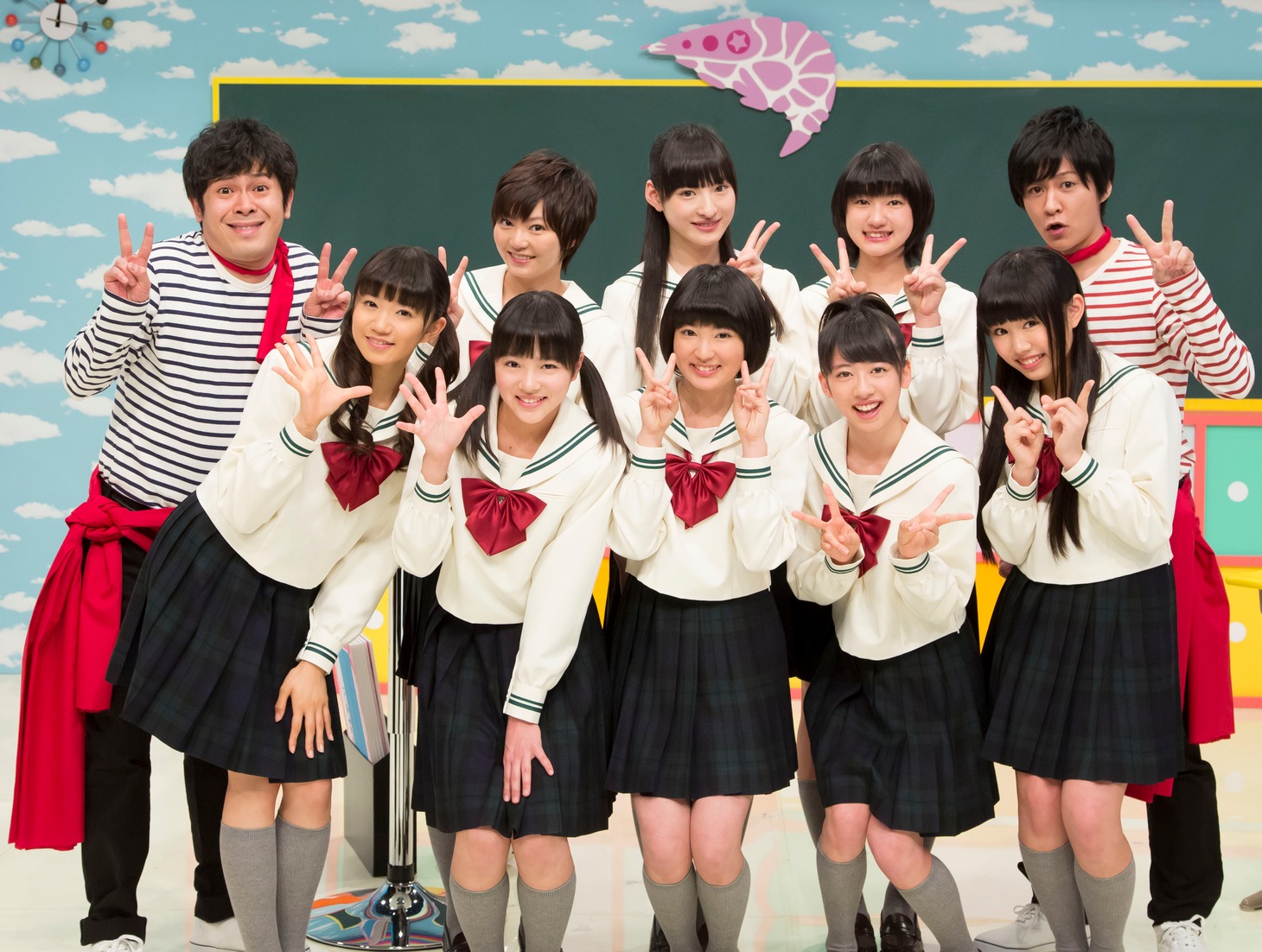 「エビ中★グローバル化計画」に出演する私立恵比寿中学と、MCの流れ星（両端）。(c)TOKYO MX