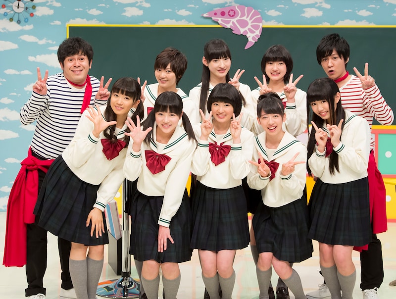 「エビ中★グローバル化計画」に出演する私立恵比寿中学と、MCの流れ星(両端)。(c)TOKYO MX