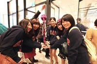 大阪・なんばグランド花月にて行われた「学生キャンペーン」1万人記念イベント。(c)吉本興業