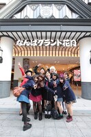 大阪・なんばグランド花月にて行われた「学生キャンペーン」1万人記念イベント。(c)吉本興業