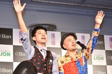 「ワキ汗ブロック宣言」をする、どぶろっく。