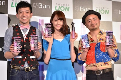 制汗剤ブランド「Ban」新CM発表会に出演した、どぶろっくと、トリンドル玲奈（中央）。