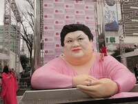 マツコのオブジェは本物の8倍。