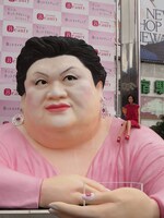 8倍のマツコオブジェと等身大の戸田恵梨香オブジェ。