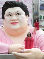 マツコの手のひらに乗る北条。