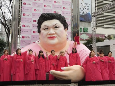 「HOT PEPPER Beauty 新生活“イメチェン”応援プロモーション『巨大マツコ＆等身大戸田恵梨香 お披露目会』」の様子。