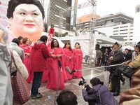 囲み取材を受ける北条。