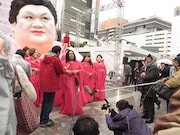 囲み取材を受ける北条。