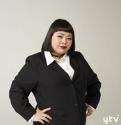 梅本くるみ調査員役のココリコ田中。(c)ytv