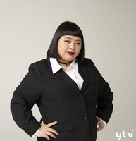 梅本くるみ調査員役のココリコ田中。(c)ytv