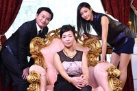 「イイ女の条件」に出演するオアシズ大久保（中央）と、ゲストの菜々緒（右）、執事役の鬼ヶ島アイアム野田（左）。