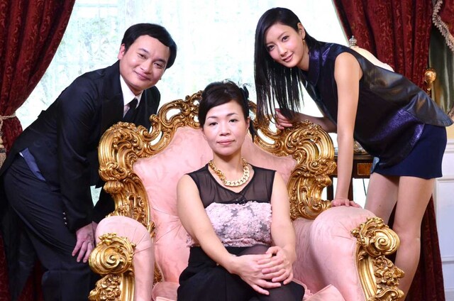 「イイ女の条件」に出演するオアシズ大久保（中央）と、ゲストの菜々緒（右）、執事役の鬼ヶ島アイアム野田（左）。