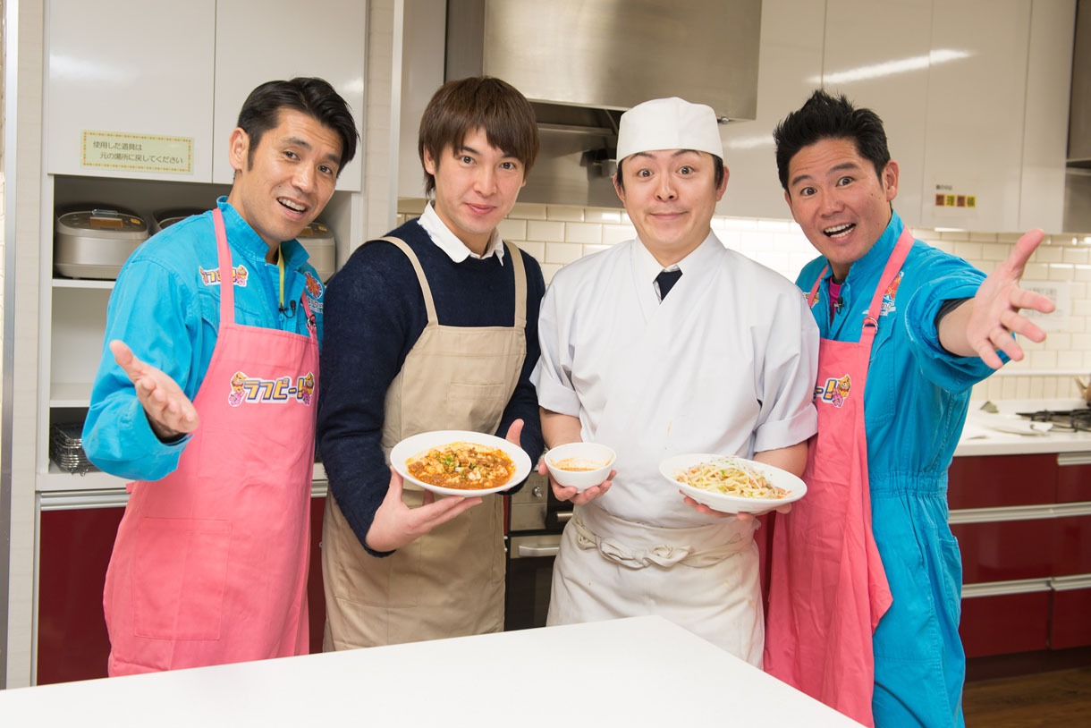 犬の心いけや（右から2人目）とハイキングウォーキング松田（左から2人目）、ガレッジセール（両端）。