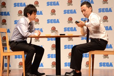 コント「上司と部下」を披露したかもめんたる。