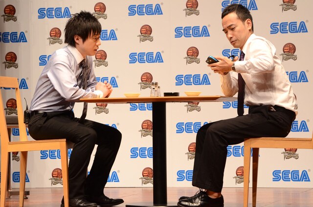 コント「上司と部下」を披露したかもめんたる。