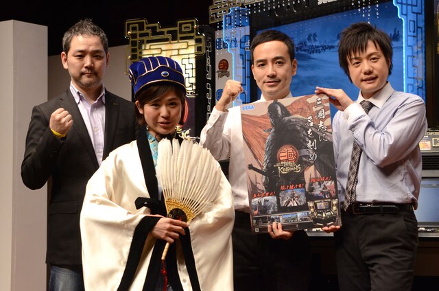 「THE WORLD of THREE KINGDOMS」のプレス向け発表会に出席したかもめんたる（右）。