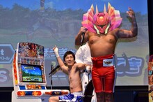 身体モノマネで、ゲームに登場する「魔神」に変身したロバート秋山（手前）。