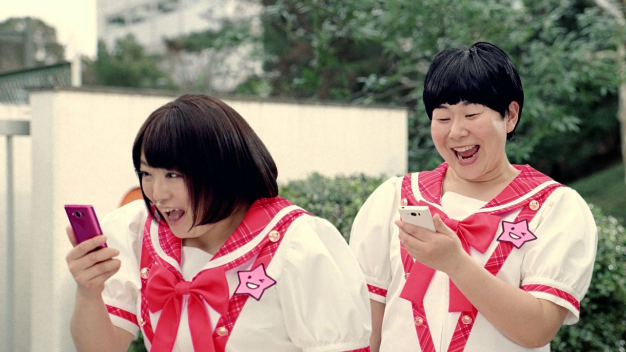 auスマートパスの新CM「アプリ篇」にき出演する森三中の大島（右）と黒沢（左）。