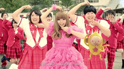 auスマートパスの新CM「アプリ篇」にきゃりーぱみゅぱみゅ（中央）とともに出演する森三中の大島（右）と黒沢（左）。