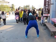 なぜか覆面をしてバスツアー客に守られているRG。