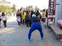 なぜか覆面をしてバスツアー客に守られているRG。