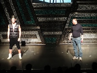 オールニューデザインのiメンディーを紹介するジョブズ。