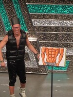 観客と「フー！」とEXILE風に掛け合いをしながら披露したメンディー紙芝居。