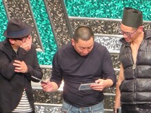 スタッフがEXILEと間違えて持ってきたという謎のCDを手にしてキョトンとするレイザーラモンと、ベタベタのノリに笑いを抑えきれない佐藤。