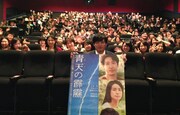 宮城・MOVIX仙台にて舞台挨拶を行った劇団ひとり。