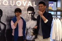 ネームバッジを受け取ったHG（右）と綾部。