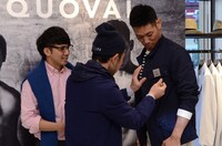 ネームバッジを店長につけてもらうHG（右）。