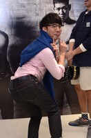 ギャグを披露する綾部。