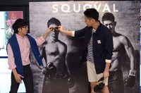 持参した「ハードゲイ」グッズでパネルの徳井にイタズラするHG。