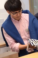 レジで接客する綾部。