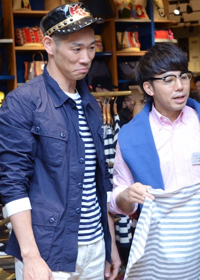 女性客の買い物をサポートするHG（左）と綾部。